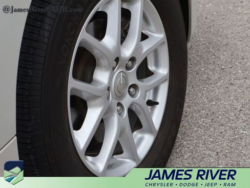 Used 2017 Chrysler Pacifica LX image 36