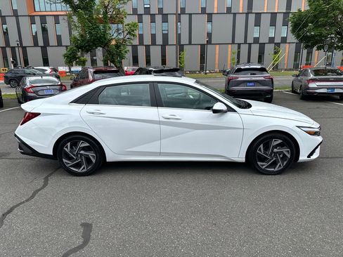 Certified 2025 Hyundai Elantra Limited FWD image 7