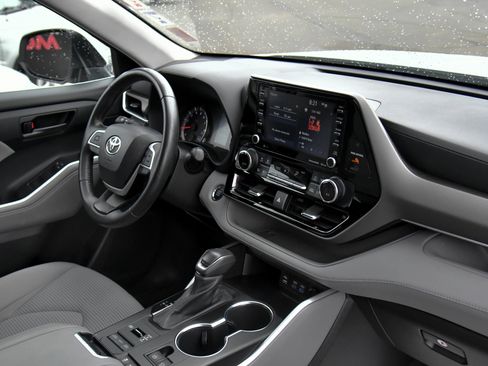 Used 2022 Toyota Highlander LE AWD/4WD image 45