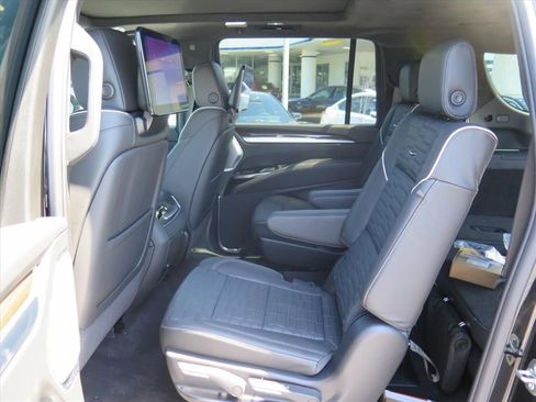 New 2026 Cadillac Escalade ESV Platinum Luxury AWD/4WD image 24