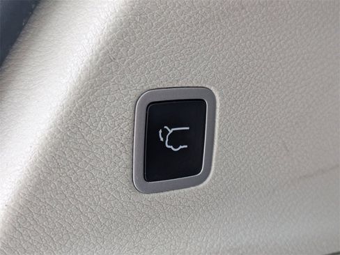 Used 2022 Chrysler Voyager LX image 13