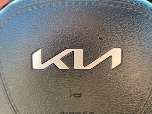 Used 2025 Kia Telluride S AWD/4WD image 29