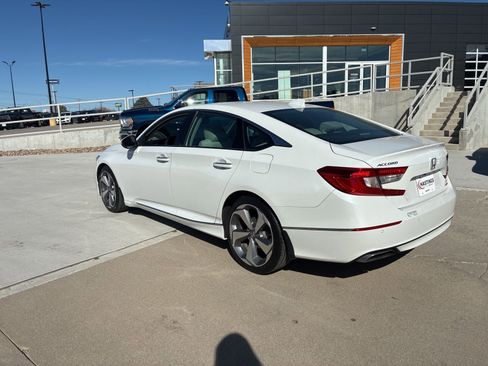 Used 2020 Honda Accord Touring image 3