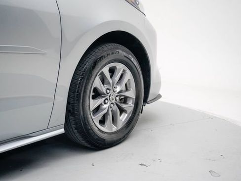 Used 2025 Toyota Sienna XLE FWD image 11