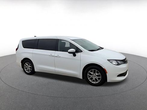 Used 2023 Chrysler Voyager LX image 2