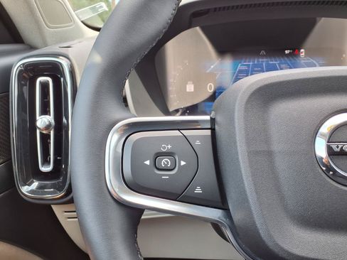 Certified 2023 Volvo XC40 B5 Ultimate w/ Protection Package Premier AWD/4WD image 30