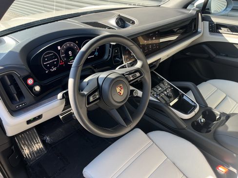 Certified 2025 Porsche Cayenne S image 4