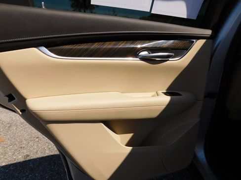 Used 2019 Cadillac XT5 FWD image 11
