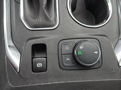 Used 2023 Chevrolet Traverse Premier image 17