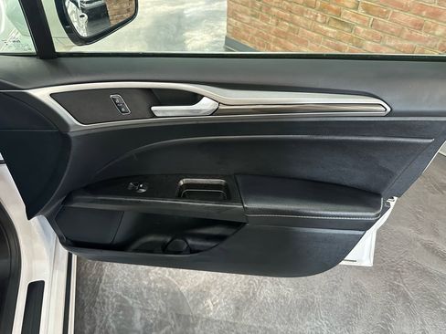 Used 2017 Ford Fusion SE w/ Fusion SE Technology Package image 12