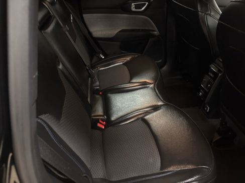 Used 2023 Jeep Compass Latitude image 30