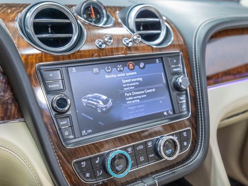 Used 2017 Bentley Bentayga AWD/4WD image 58