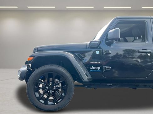 Used 2023 Jeep Wrangler Unlimited Sahara AWD/4WD image 29