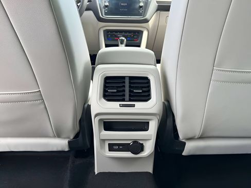 Used 2023 Volkswagen Tiguan SE AWD/4WD image 17