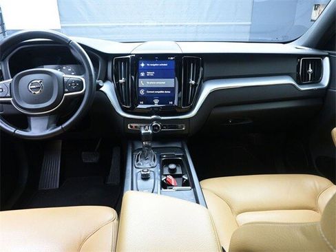 Used 2018 Volvo XC60 T5 Momentum w/ Vision Package image 9