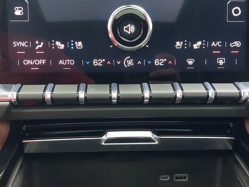 Used 2025 GMC Yukon Denali w/ Sun & Power Step Package AWD/4WD image 25