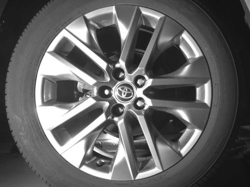 Used 2023 Toyota RAV4 XLE Premium image 19