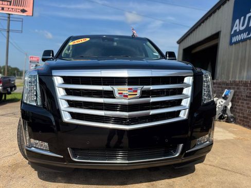 Used 2018 Cadillac Escalade Luxury RWD image 4