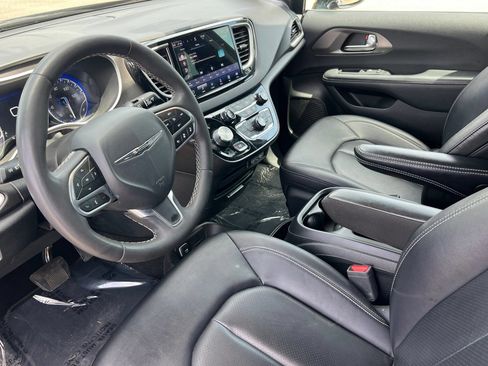 Used 2025 Chrysler Pacifica Select FWD image 10