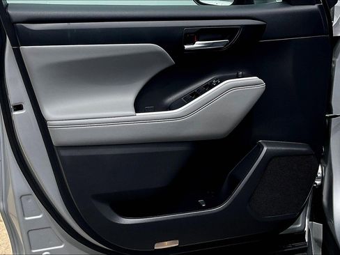 Used 2022 Toyota Highlander XLE AWD/4WD image 28