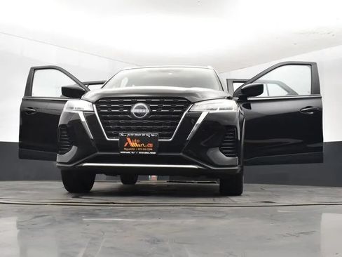 Used 2024 Nissan Kicks SV FWD image 11