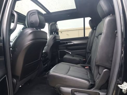Used 2023 Jeep Wagoneer Series II AWD/4WD image 21