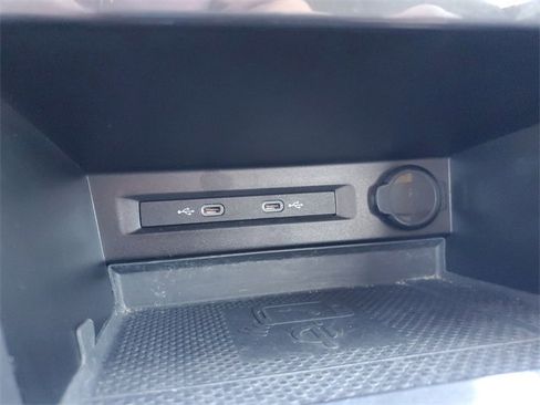 Used 2021 Volkswagen Tiguan SE image 26