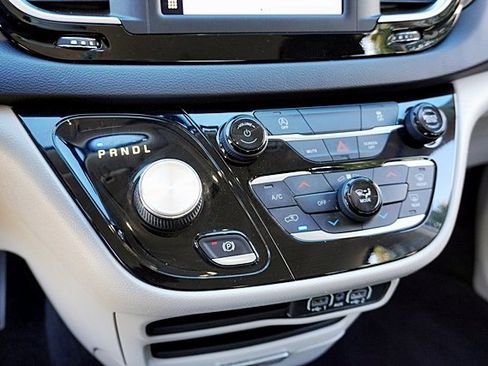 Used 2022 Chrysler Voyager LX image 29