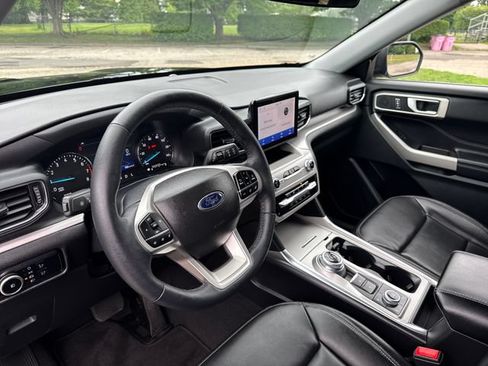 Used 2023 Ford Explorer XLT w/ Equipment Group 202A AWD/4WD image 19