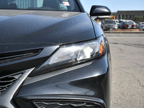 Used 2022 Toyota Camry SE FWD image 11