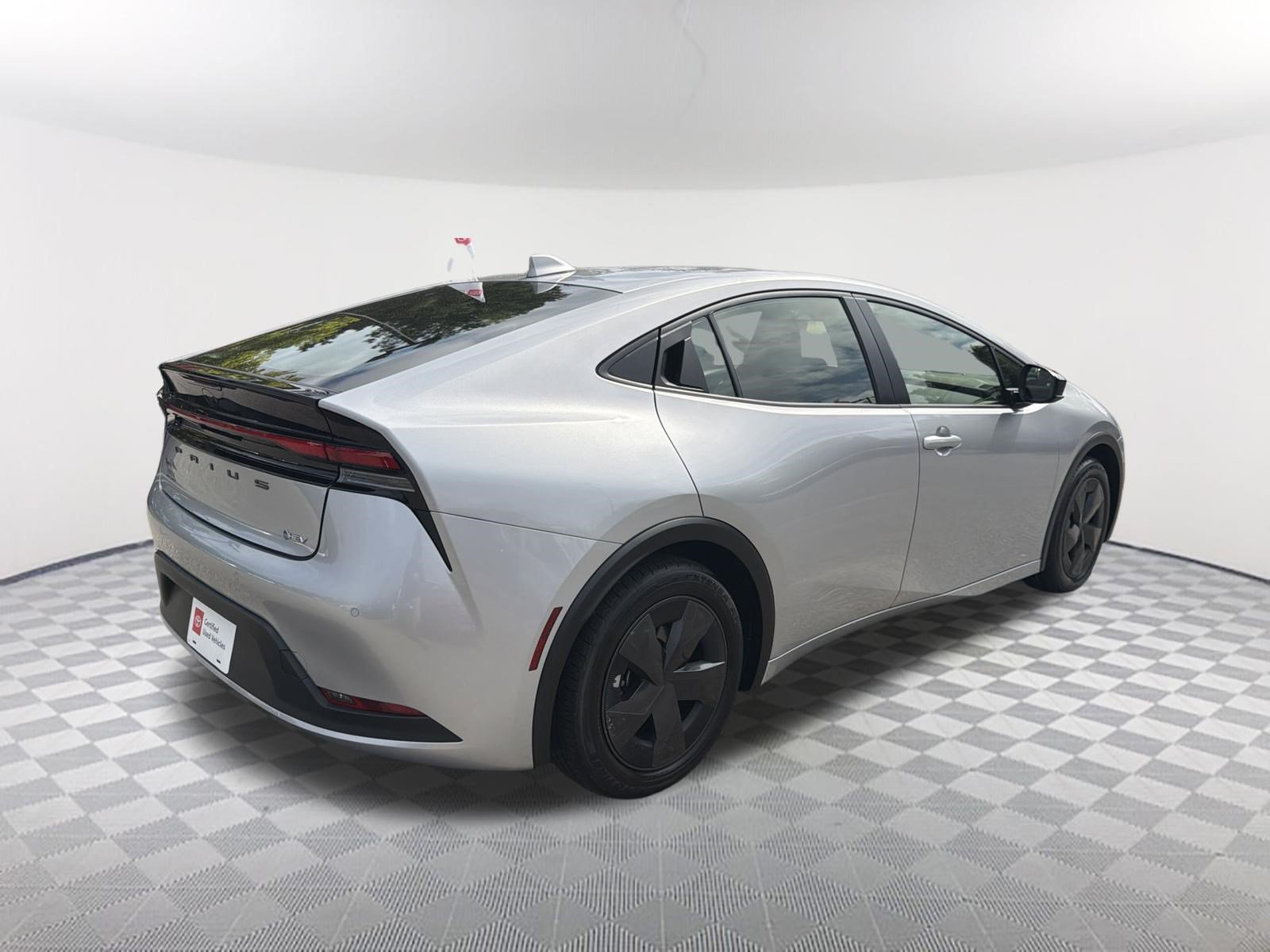 Certified 2025 Toyota Prius LE FWD image 17