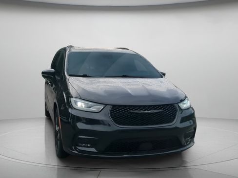 Used 2025 Chrysler Pacifica Limited FWD image 2