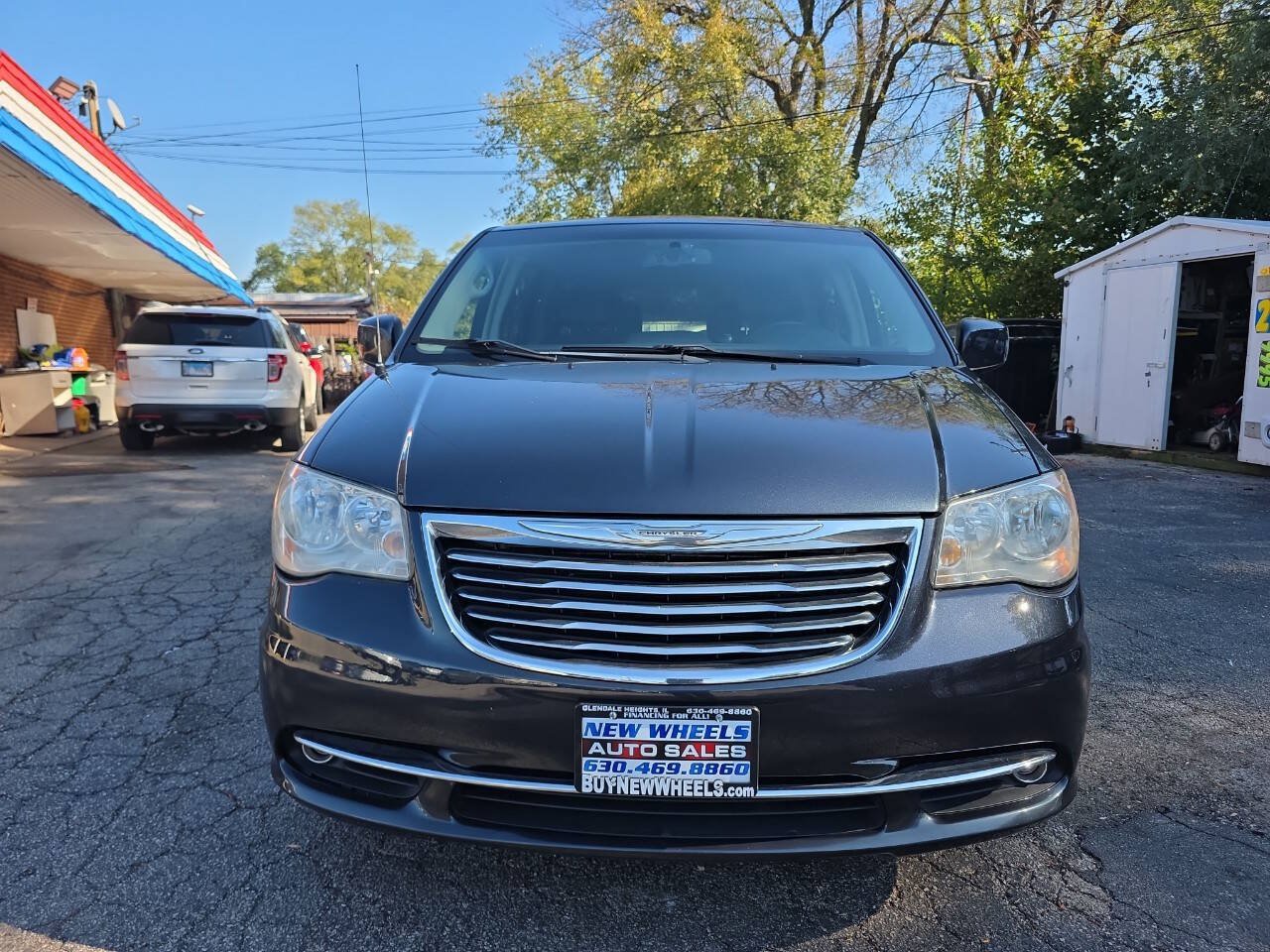 Used 2014 Chrysler Town & Country Touring FWD image 4