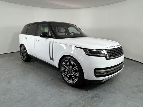 Used 2023 Land Rover Range Rover SE image 3