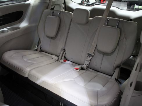 Used 2021 Chrysler Pacifica Touring-L FWD image 17