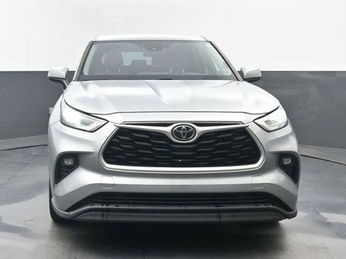 Used 2020 Toyota Highlander LE FWD image 5