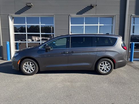 Used 2023 Chrysler Pacifica Touring-L image 2