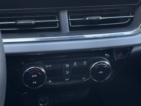 Used 2025 Chevrolet Trax LT w/ LT Convenience Package image 19