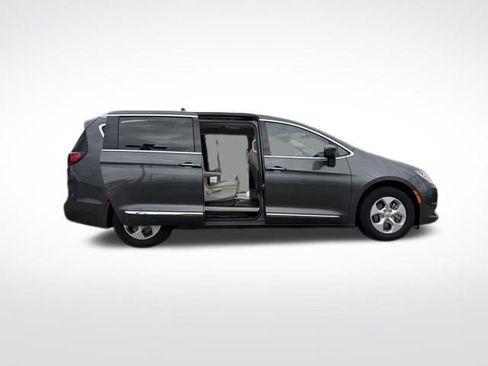 Used 2018 Chrysler Pacifica Touring-L image 20