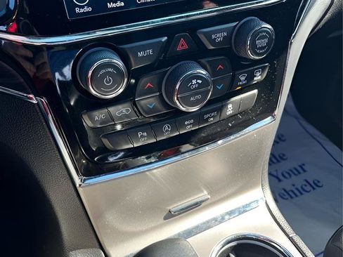 Used 2019 Jeep Grand Cherokee Limited AWD/4WD image 32