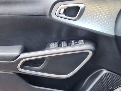 Used 2025 Kia Soul LX w/ LX Technology Package FWD image 22
