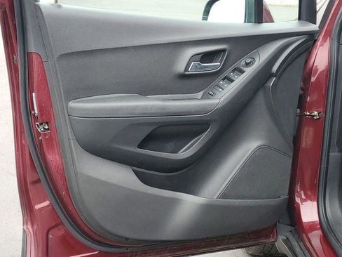Used 2017 Chevrolet Trax LT w/ LT Convenience Package FWD image 21