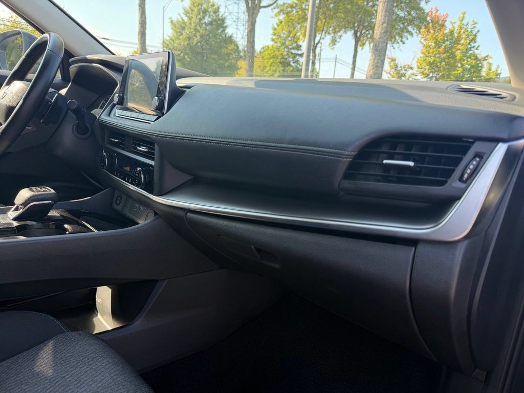 Used 2025 Nissan Rogue SV FWD image 34
