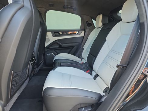 Certified 2025 Porsche Cayenne GTS AWD/4WD image 12