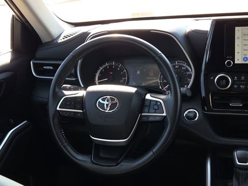 Used 2023 Toyota Highlander XLE FWD image 14