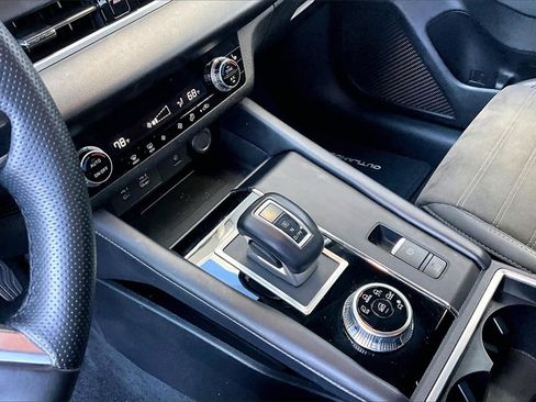 Used 2024 Mitsubishi Outlander SE image 11