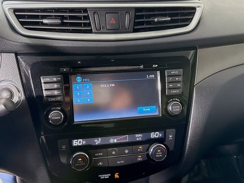 Used 2016 Nissan Rogue SV w/ SV Premium Package image 18