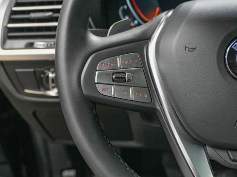 Certified 2025 BMW X4 xDrive30i image 17