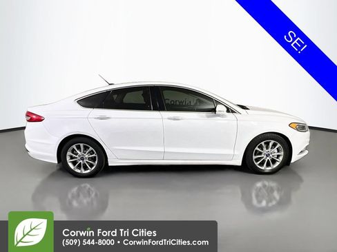Used 2017 Ford Fusion SE w/ Fusion SE Technology Package FWD image 18