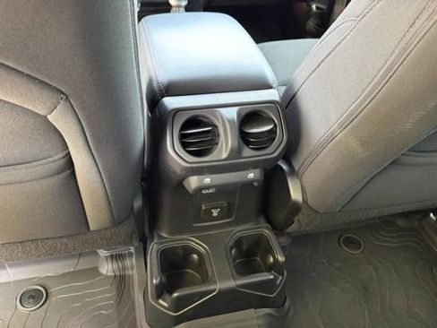 Used 2018 Jeep Wrangler Unlimited Sahara image 21